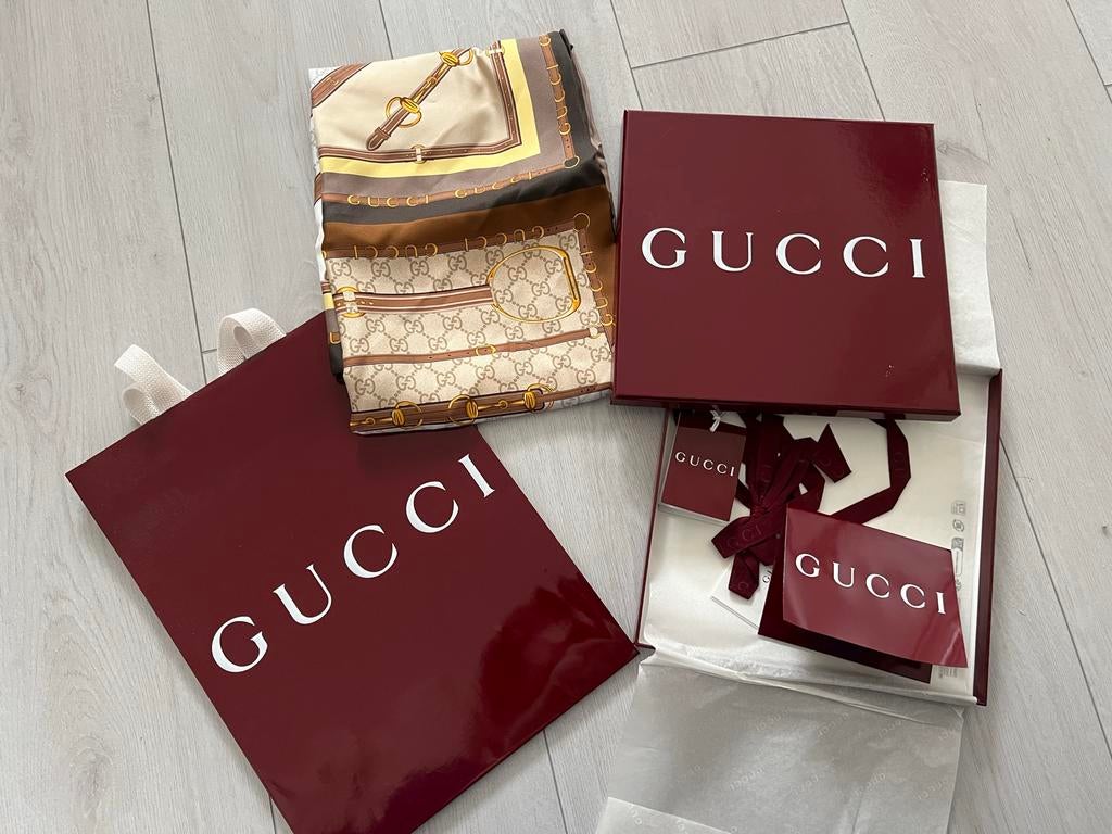 Gucci Sjaal  - NIEUW bon aanwezig, Kleding | Dames, Mutsen, Sjaals en Handschoenen, Ophalen of Verzenden, Nieuw, Maat 38/40 (M)