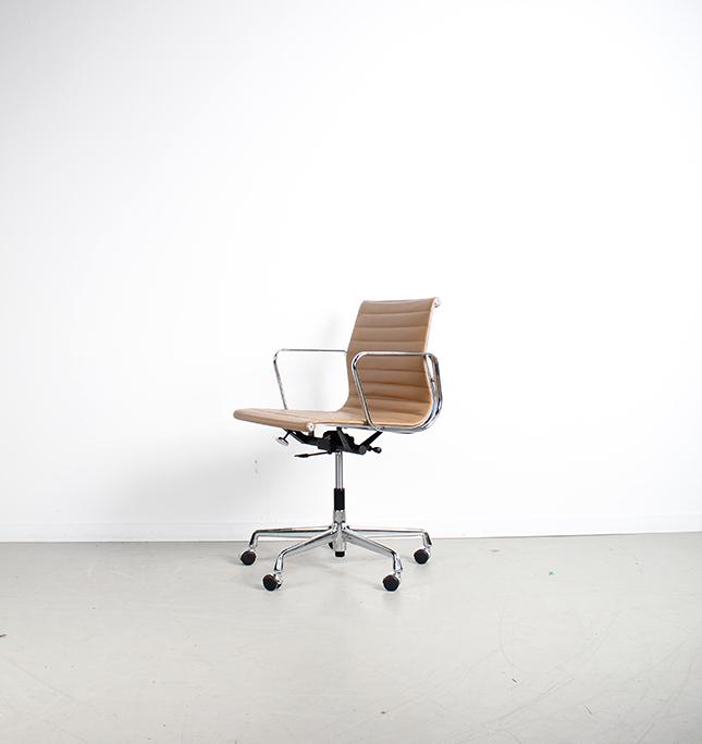 5x Vitra Eames EA 117 Bureaustoel Camel Leer – Aluminium, Niet ingevuld, Niet ingevuld, Ophalen of Verzenden, Zo goed als nieuw