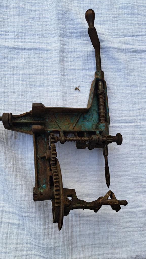 ** Antieke gietijzeren appelschiller/boor, Ophalen