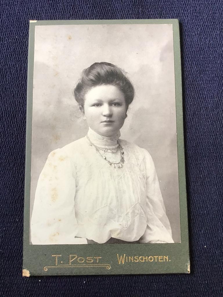 CDV, Dame, T. POST, WINSCHOTEN, Carte de Visite, Ophalen of Verzenden, Voor 1940, Gebruikt, Foto