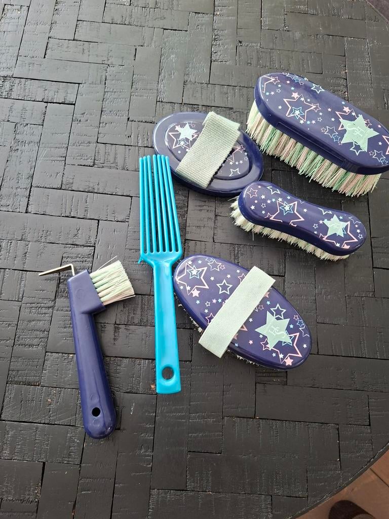 Paardenverzorgtas met borstels, Ophalen