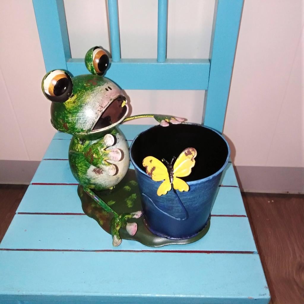 Metalen kikker met vlinder en plantenbakje, Ophalen of Verzenden, Zo goed als nieuw, Balkon, Metaal