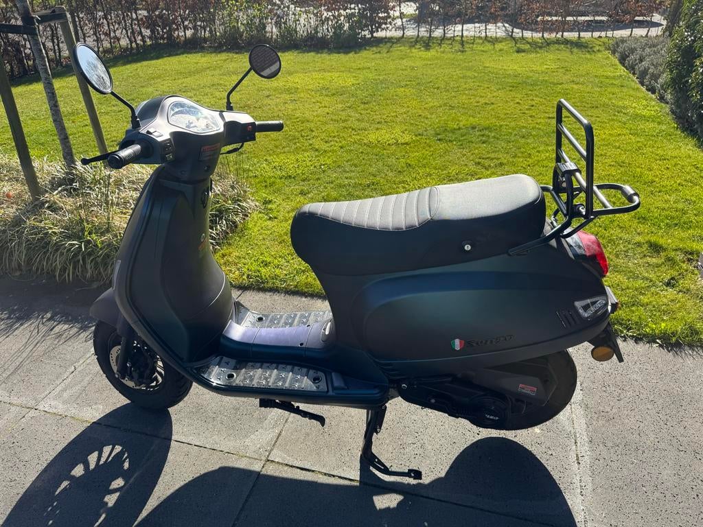 Senzo Rivalux Scooter 45km/u - Zo goed als nieuw!, Fietsen en Brommers, Brommeronderdelen | Scooters, Ophalen, Zo goed als nieuw
