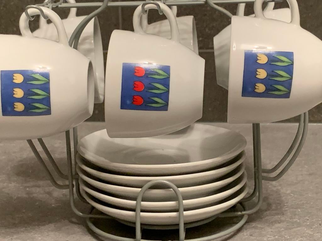 Kop en schotels op houder met tulp afbeelding, Keramiek, Ophalen of Verzenden, Zo goed als nieuw, Overige stijlen