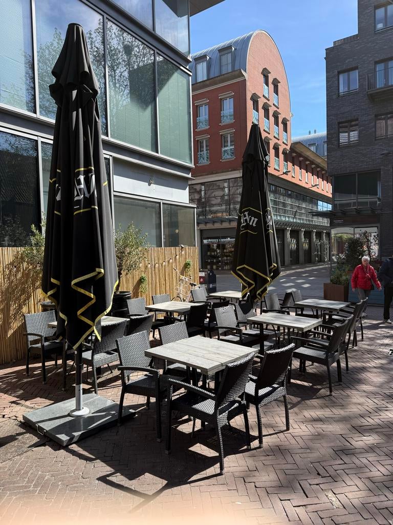 Horeca terras compleet: 8 tafels, 32 stoelen, 2 parasols, Ophalen of Verzenden, Gebruikt, Meubilair