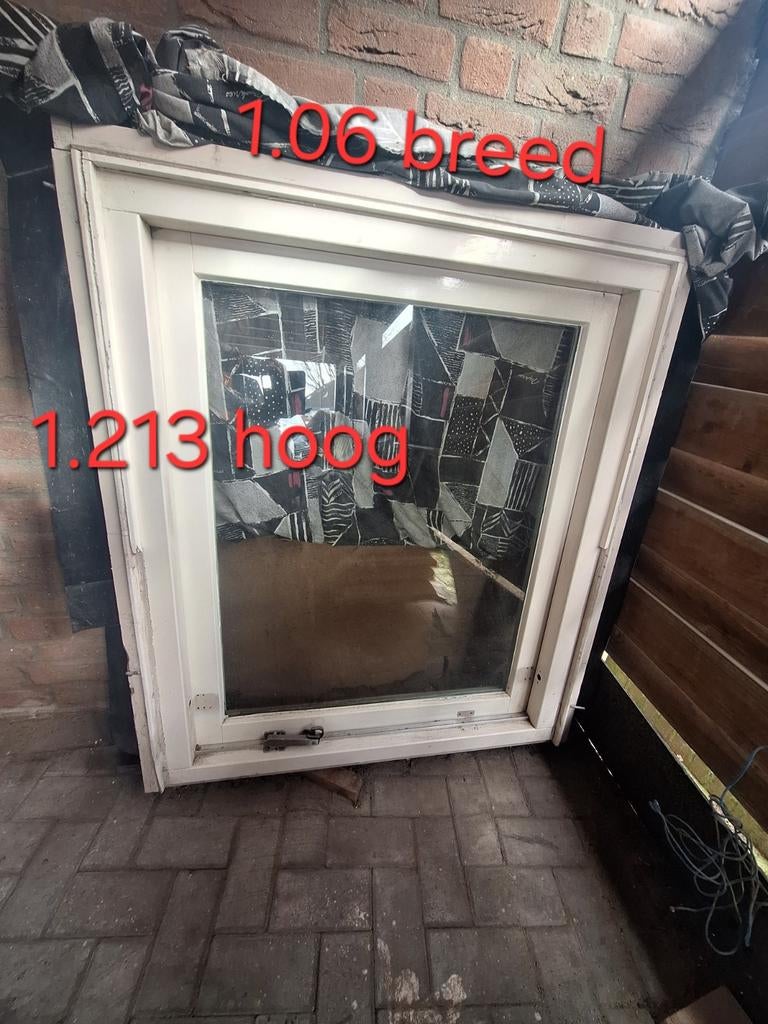 Klapraam 1.06 breed X 1.123 hoog, Gebruikt, Raamkozijn, Inclusief glas, 75 tot 150 cm