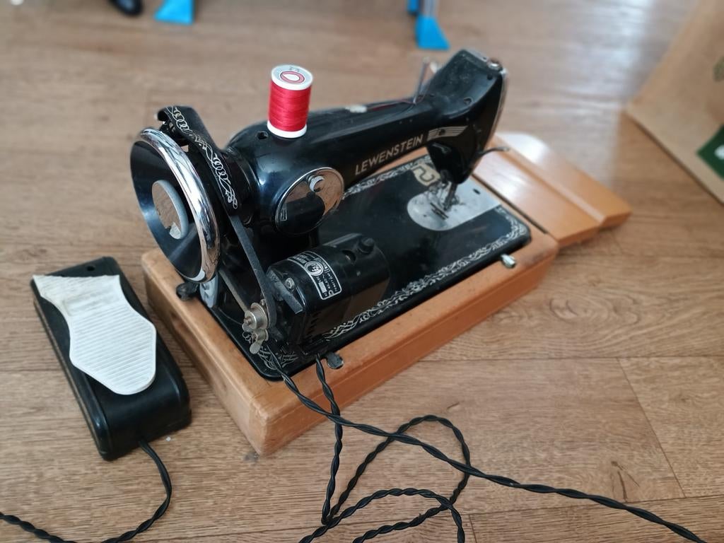 Lewenstein naaimachine, Ophalen
