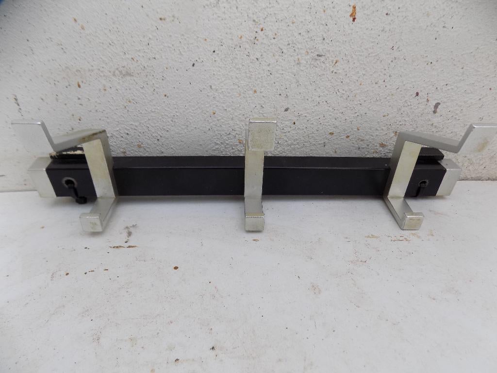 Wandkapstok metaal vintage zeventiger jaren 3 haken., Wandkapstok, Gebruikt, Ophalen of Verzenden, Minder dan 100 cm