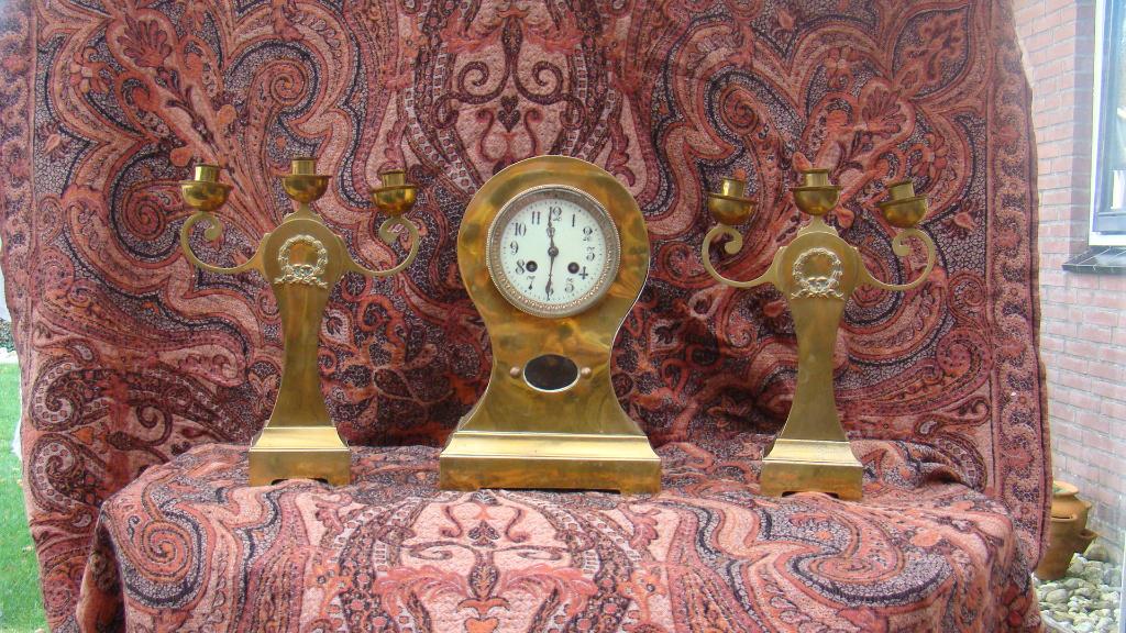 Ballonklokstel met kandelaren, Antiek en Kunst, Antiek | Klokken, Ophalen of Verzenden