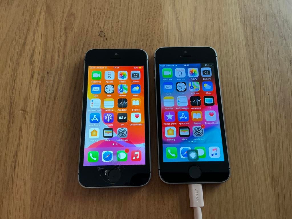 Apple iPhone SE's (A1732 - 32GB en A1662 - 64 GB) met schade, Telecommunicatie, Mobiele telefoons | Apple iPhone, Gebruikt, Zwart