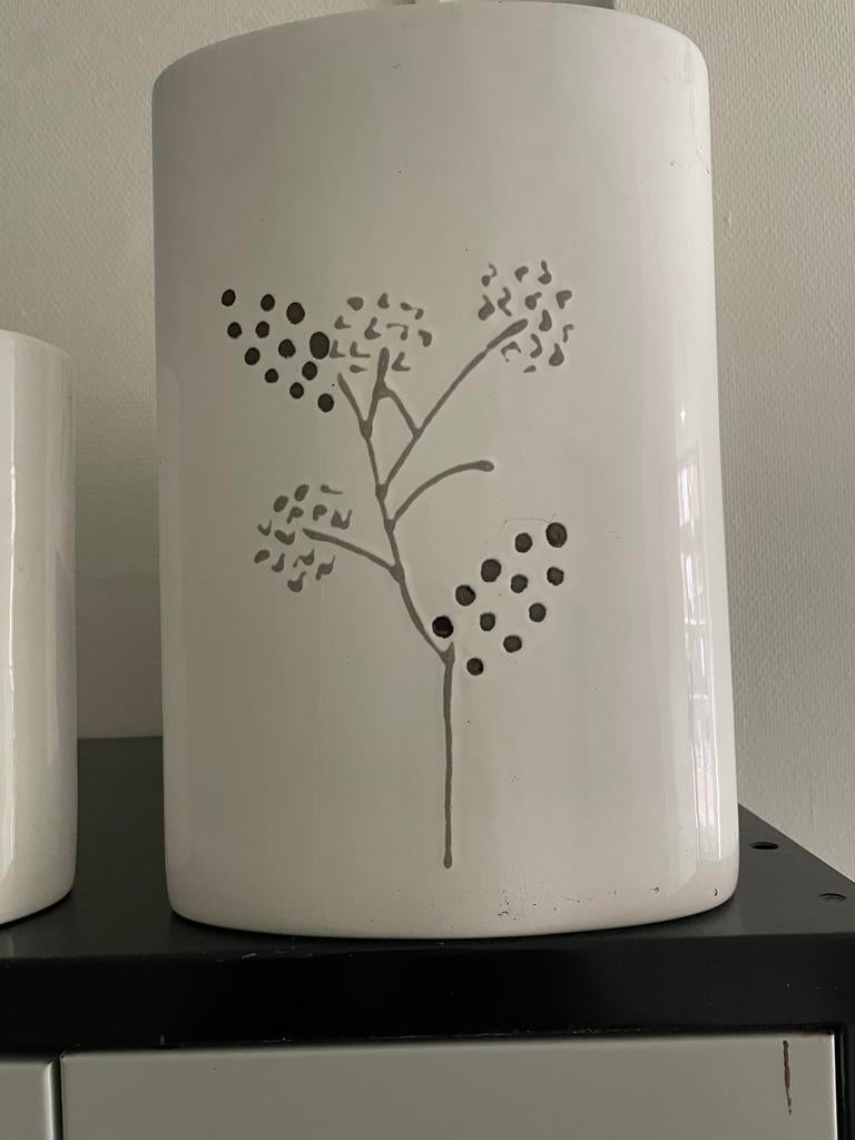 Set van 2 Witte Sier Vazen met Modern Takjespatroon, Gebruikt, Wit, Aardewerk of Porselein, Ophalen of Verzenden