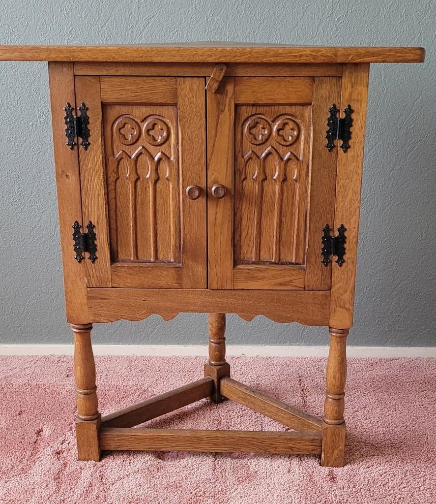 Uniek houten hoekkastje met sierlijke details, Ophalen