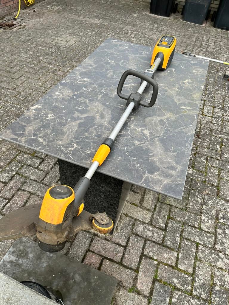 Stiga (stihl) SGT 500 AE Accutrimmer bj2020 en accu van 2024, Ophalen, Zo goed als nieuw, Accu