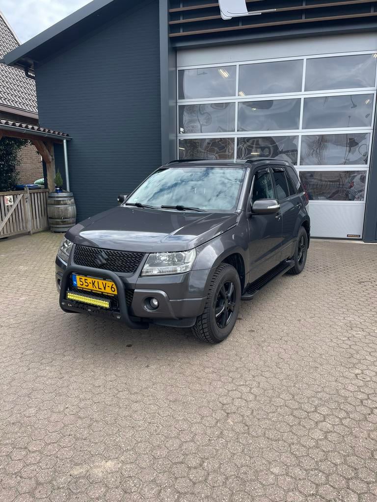 Suzuki Grand Vitara 2.4 5D 2010 Grijs, Stof, Zwart, 4 cilinders, 1850 kg