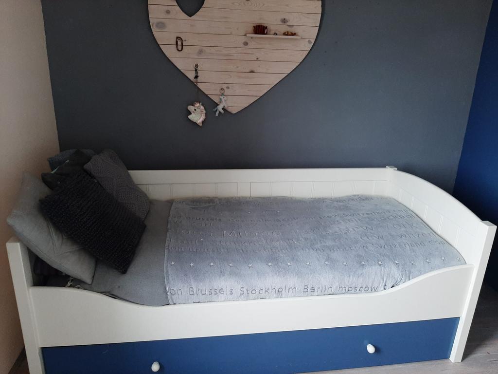 Complete slaapkamer met bed, boekenkast en kledingkast, Ophalen, Zo goed als nieuw, Eenpersoons