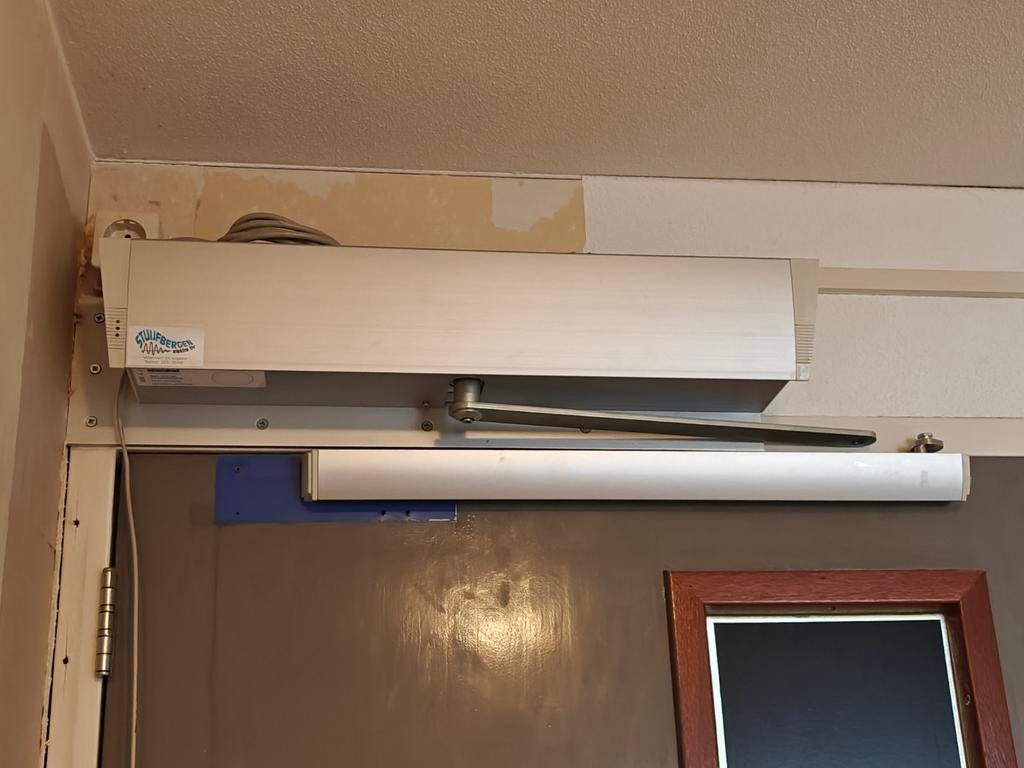 KONE deurdranger met deurknop en lange kabel, Minder dan 80 cm, 215 cm of meer, Binnendeur, Ophalen of Verzenden