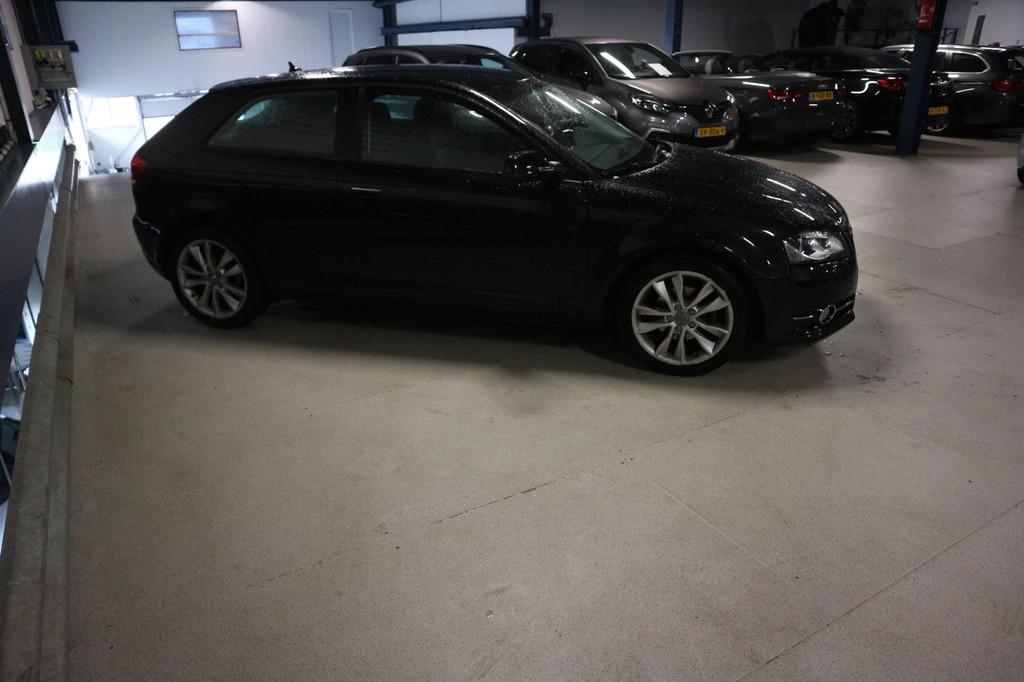 Audi A3 1.2 TFSI Ambition Advance / NAVI / FACELIFT ! ! !, Voorwielaandrijving, Gebruikt, 4 cilinders, Zwart