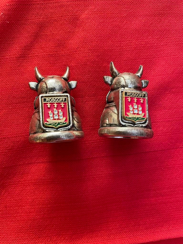 2 Vingerhoedjes Roscoff Stier Hoofd, Ophalen, Overige materialen, Reliëf, Zo goed als nieuw