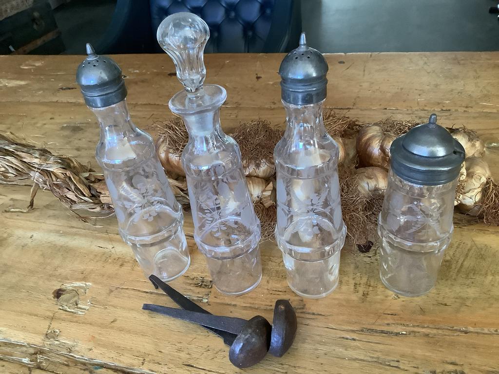 Geslepen glazen peper, zout, mosterd en olie set, Antiek en Kunst, Ophalen of Verzenden