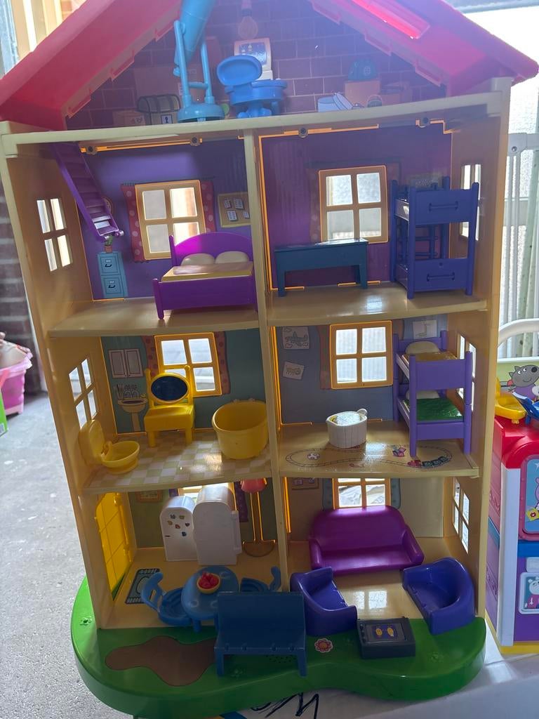 Peppa Pig huis met meubels en poppetjes (niet compleet), Ophalen of Verzenden, Gebruikt, Jongen of Meisje