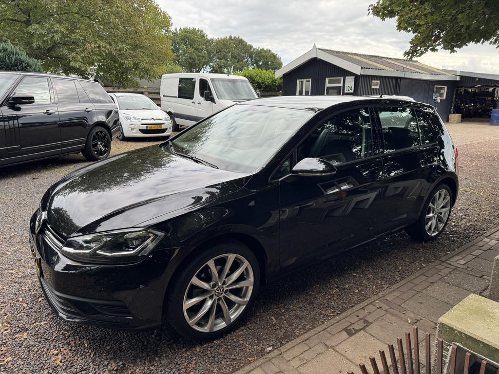Volkswagen Golf 1.0 TSI Trendline CARPLAY|PDC (bj 2018), Gebruikt, Euro 6, 610 kg, Zwart