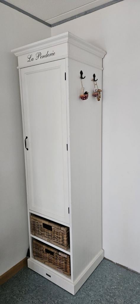 Hoge witte kinderkledingkast met rieten manden, Kinderen en Baby's, Kinderkamer | Commodes en Kasten, Ophalen, Gebruikt, 105 cm of meer