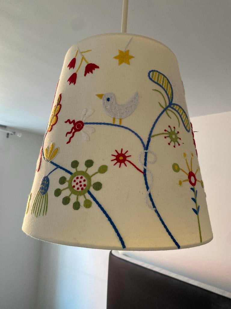 Twee Leuke kinderlampen met geborduurde bloemen en vogels, Ophalen, 25 tot 50 cm, Wit, Zo goed als nieuw