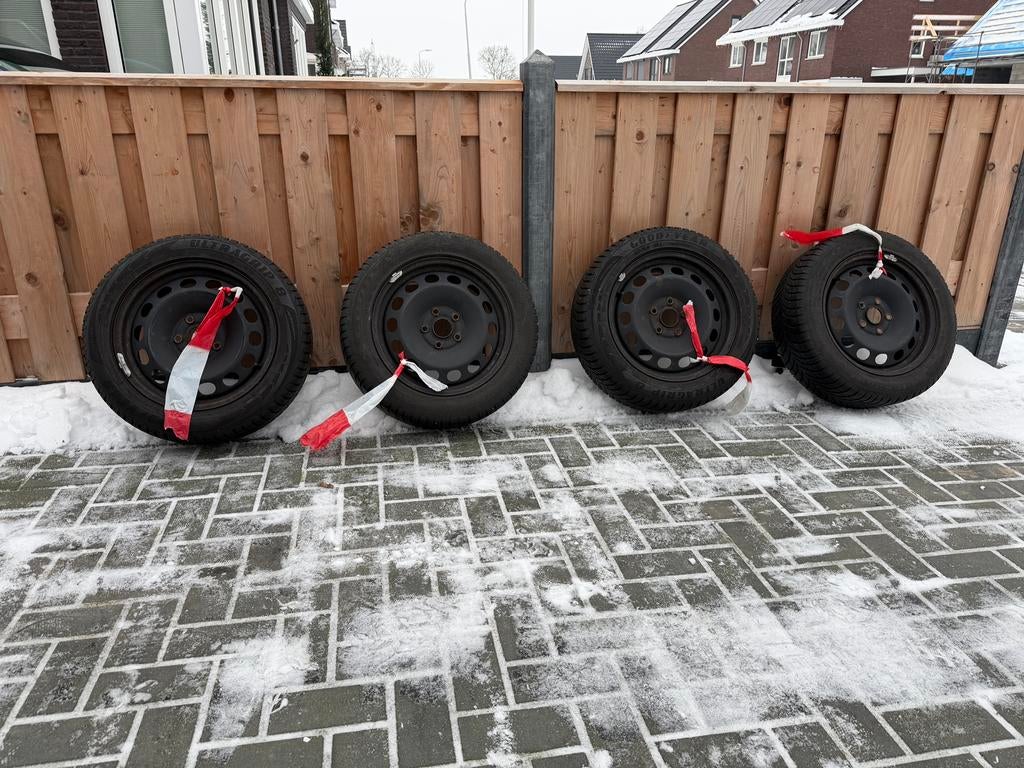 Vier winterbanden Goodyear op ijzeren (stalen) velgen VW, Ophalen, Gebruikt, 16 inch, Banden en Velgen