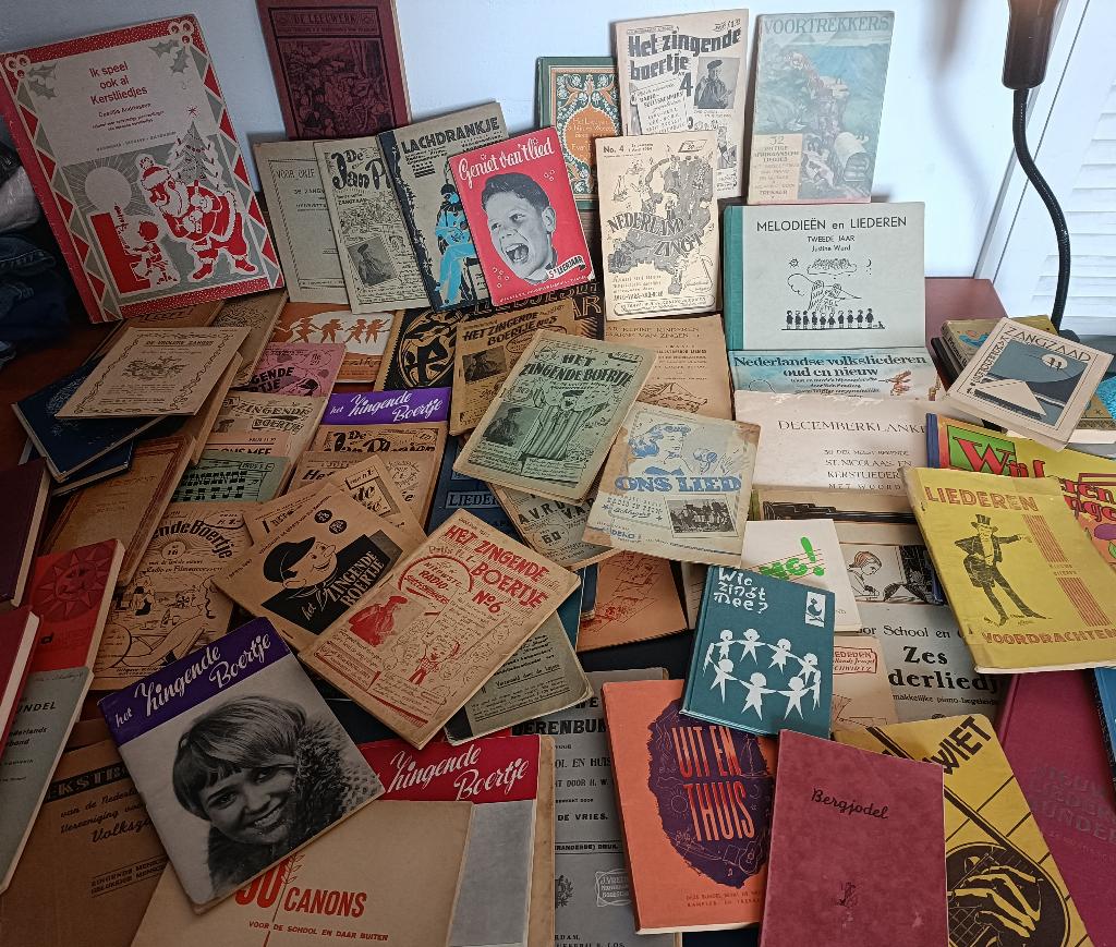 ruim 90 oude zang en/of muziek bundels vnl. Nederlands, Muziek en Instrumenten, Bladmuziek, Gebruikt, Overige soorten, Gitaar