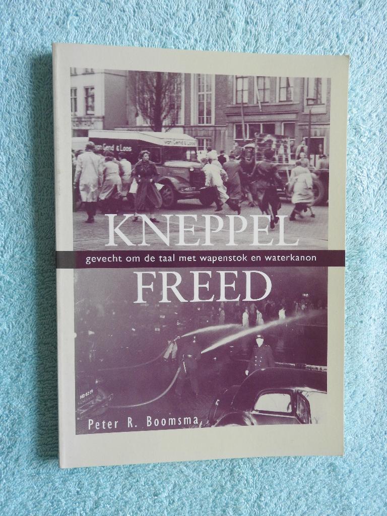 Kneppelfreed - gevecht om de taal met wapenstok waterkanon, Ophalen of Verzenden, Zo goed als nieuw