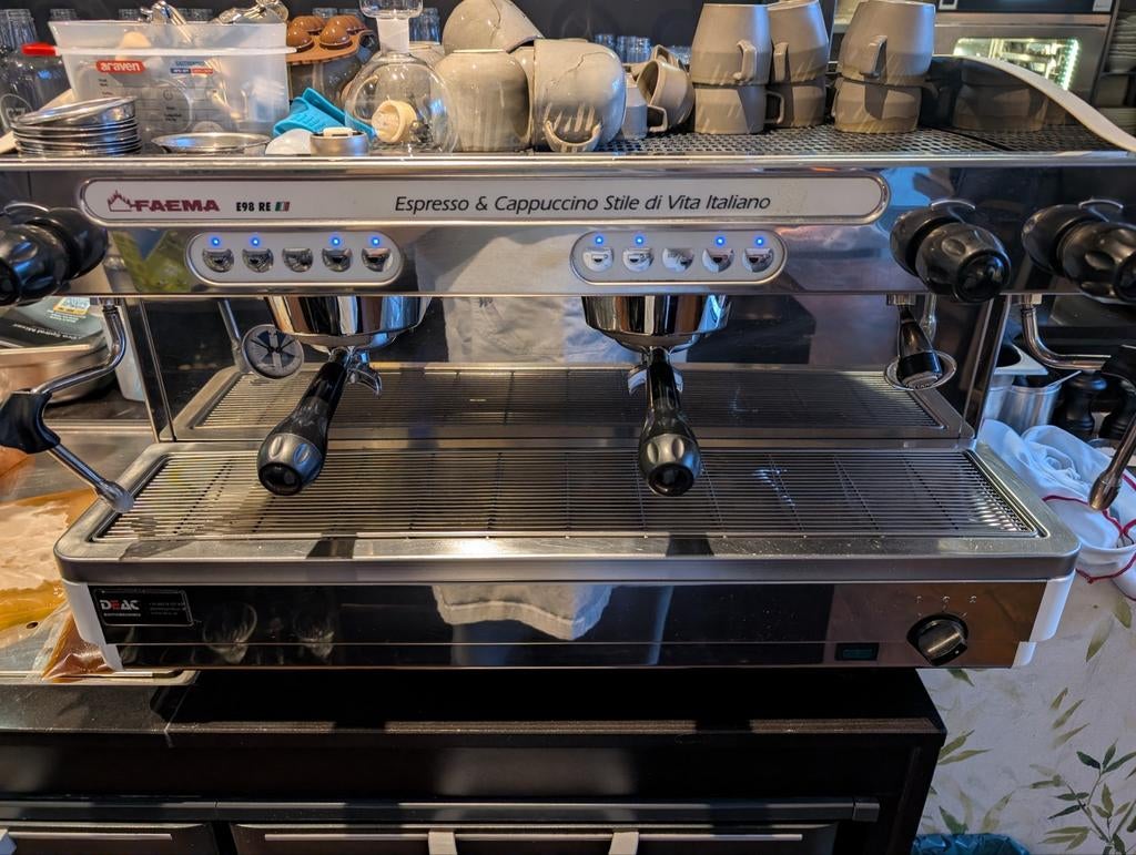 Faema E98 RE met 2 Casadio Enea On Demand koffiemolens, Ophalen