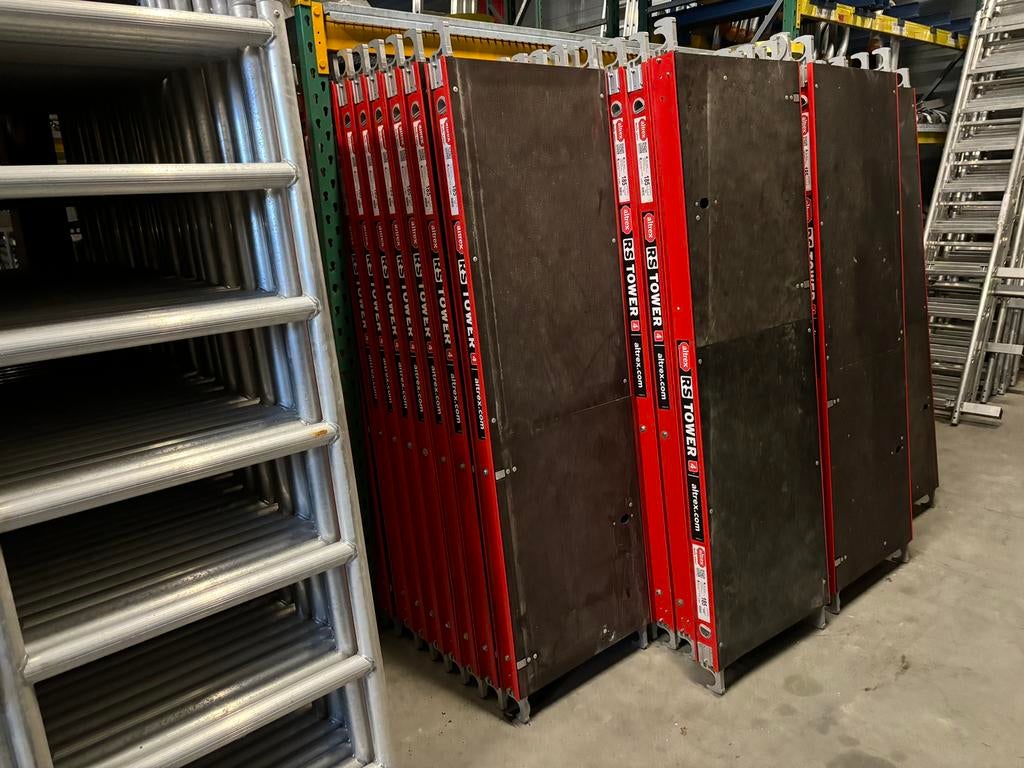 Altrex RS4 platforms 1.85M met luik betonplex Rood, Ophalen, Zo goed als nieuw, Rolsteiger of Kamersteiger