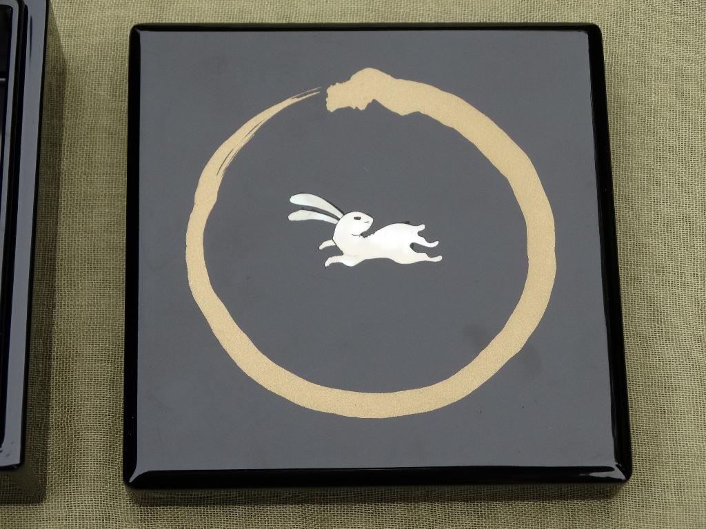 Zwart lakwerk doosje met witte haas in goudkl O teken, Japan, Verzenden