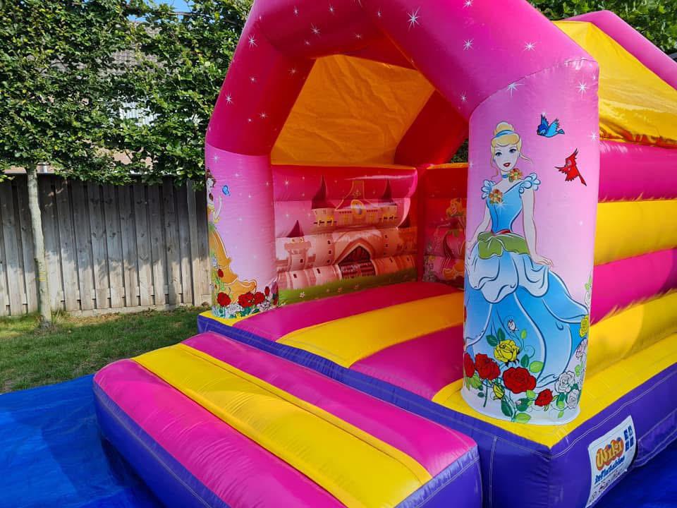 Springkussen roze prinses Tilburg, Hilvarenbeek, Goirle,, Hobby en Vrije tijd, Feestartikelen | Verhuur, Ophalen, Zo goed als nieuw