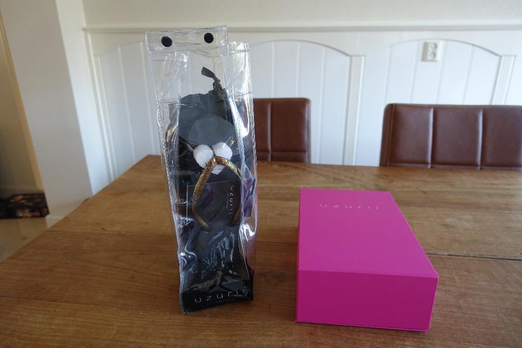 NIEUWE Uzurii slippers 37 38 + een buideltasje tasje Tas, Kleding | Dames, Schoenen, Slippers, Uzurii, Zwart, Nieuw