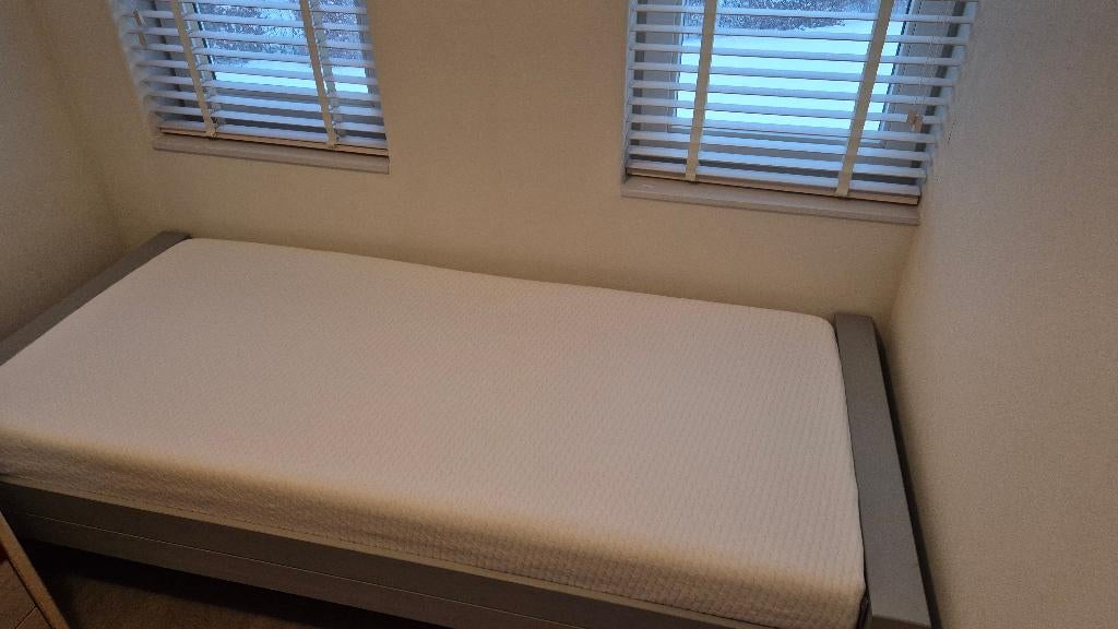Eenpersoons grijs houten bed met matras, Ophalen, 90 cm, Eenpersoons, Zo goed als nieuw