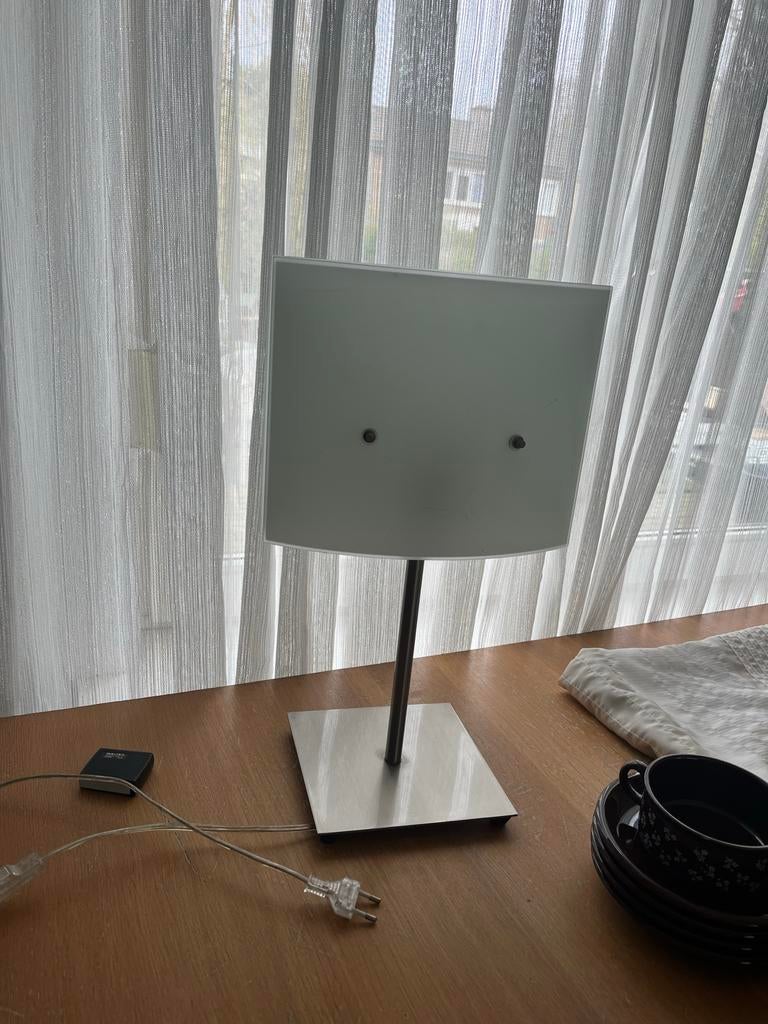 Moderne tafellamp met melkglas en metalen voet, Ophalen of Verzenden, Zo goed als nieuw, Glas, 50 tot 75 cm