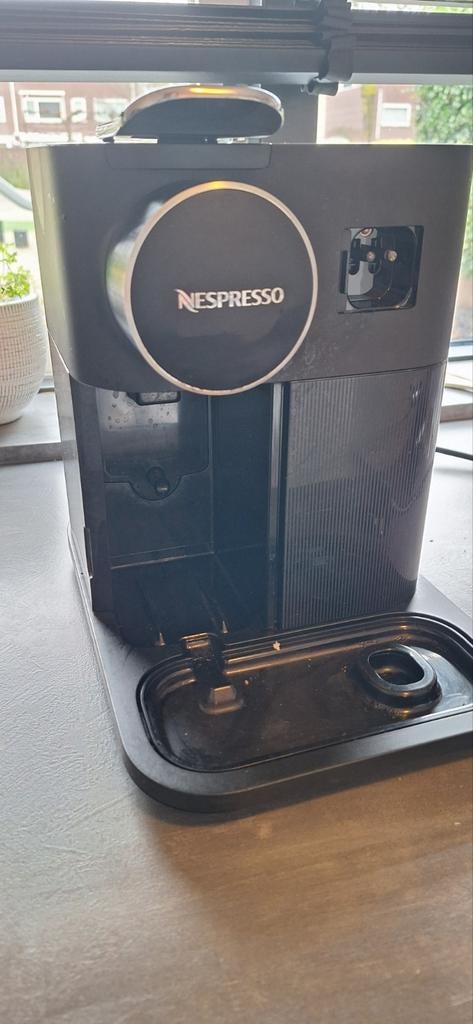 Nespresso koffiezetapparaat met melkschuimer en handleiding, Ophalen