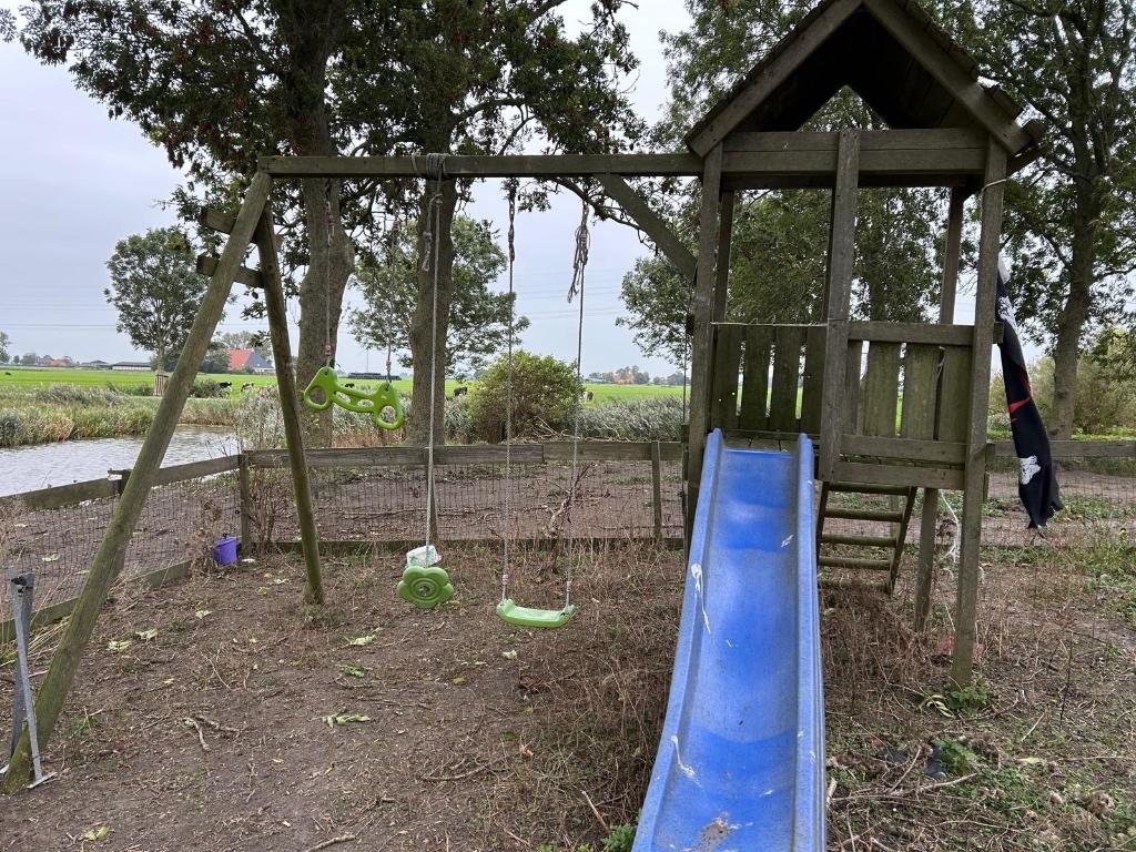 Speelhuisje met glijbaan en schommels, Kinderen en Baby's, Speelgoed | Buiten | Speeltoestellen, Ophalen, Gebruikt, Schommel