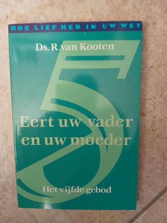R. van Kooten - Eert uw vader en uw moeder, Boeken, Ophalen of Verzenden, Zo goed als nieuw, R. van Kooten