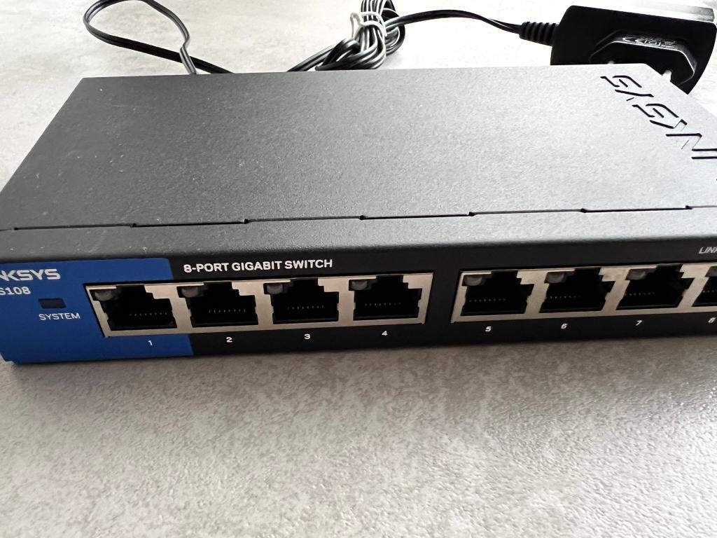 Linksys LGS108 8 port gigabit switch, Computers en Software, Netwerk switches, Ophalen, Zo goed als nieuw