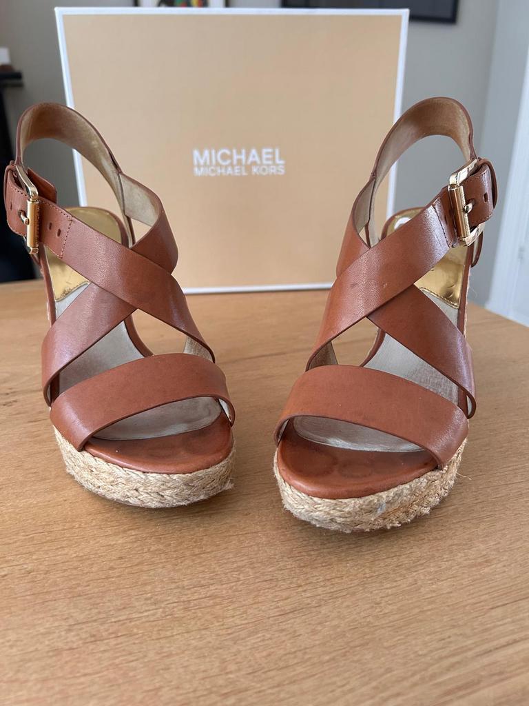 Michael Kors wedge/sleehakken Giovanna maat 7 (37/37,5)., Ophalen of Verzenden, Zo goed als nieuw, Beige, Overige typen