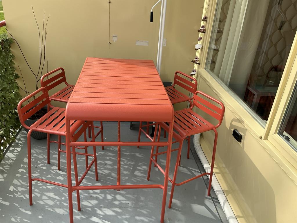Moderne oranje bartafel met 4 barkrukken, Ophalen, Gebruikt, Eettafel, Tuinset