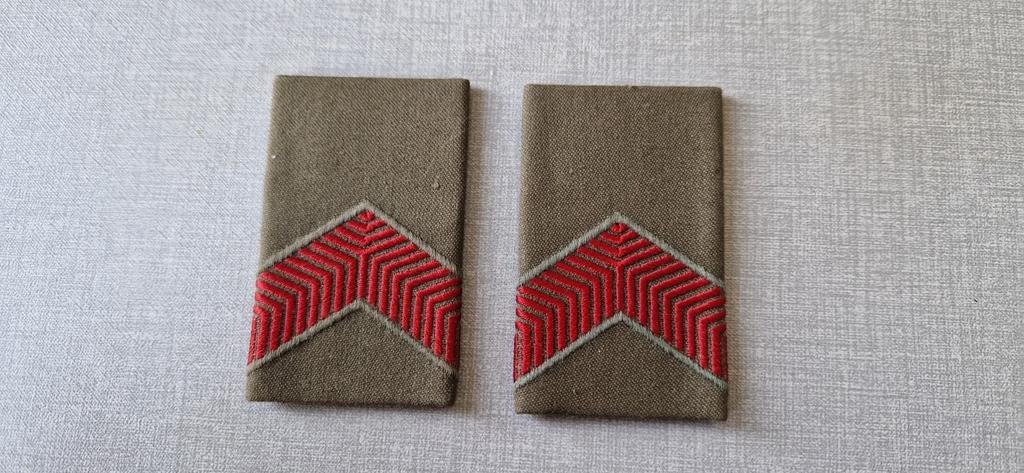 Soldaat 2 epauletten strepen DT regenjas oud model, Verzamelen, Militaria | Algemeen, Ophalen of Verzenden, Landmacht, Nederland