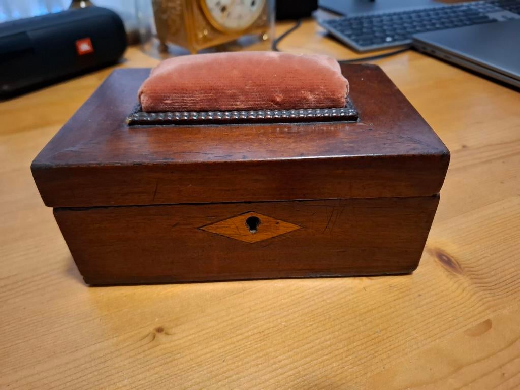 Antiek naaikistje met inhoud, Ophalen of Verzenden