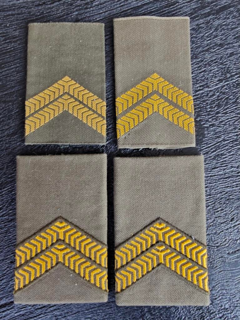 Rangonderscheidingstekens Korporaal 1ste klas, Verzamelen, Militaria | Algemeen, Ophalen of Verzenden, Landmacht, Nederland, Embleem of Badge