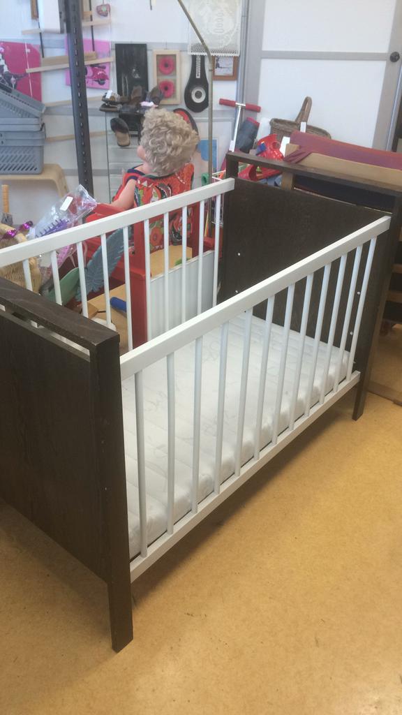 Ledikant met matras - Donkerbruin en wit, Ophalen of Verzenden, Gebruikt, Ledikant