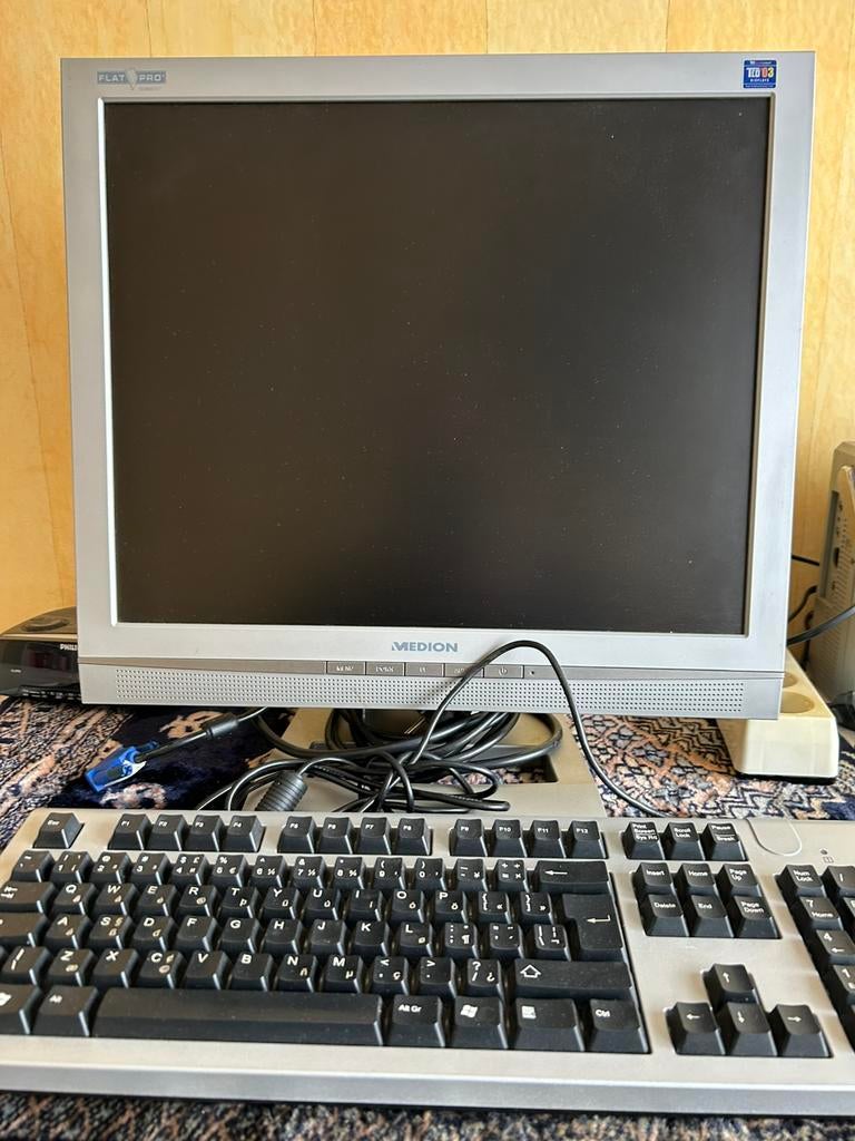 Medion monitorscherm + toetsenbord +muis, In hoogte verstelbaar, Medion, Ophalen of Verzenden, Zo goed als nieuw