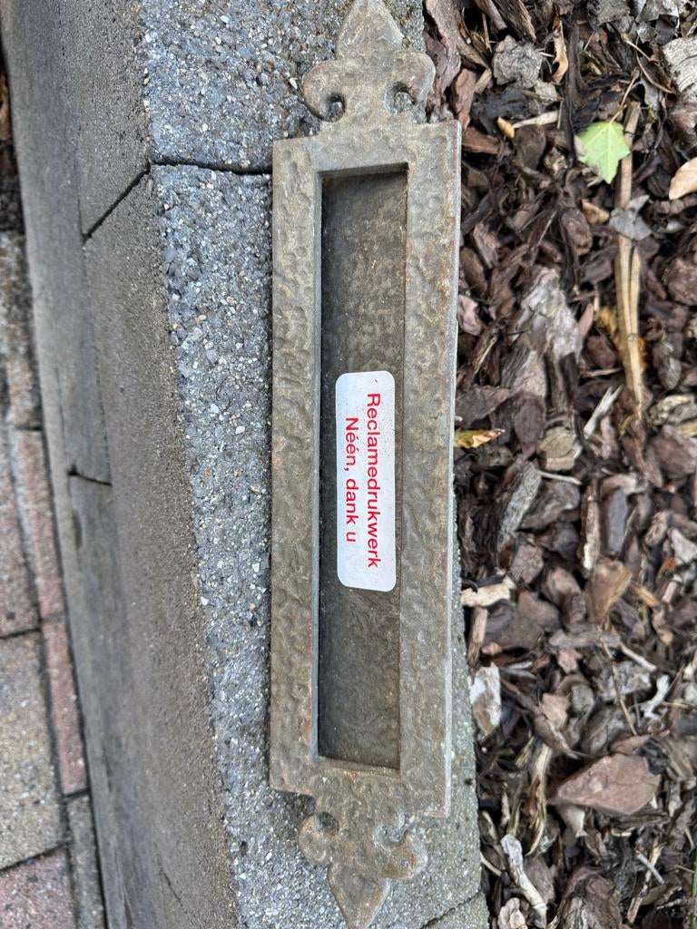 Antieke brievenbus klep, Tuin en Terras, Brievenbussen, Ophalen of Verzenden, Gebruikt, IJzer, Brievenbusklep
