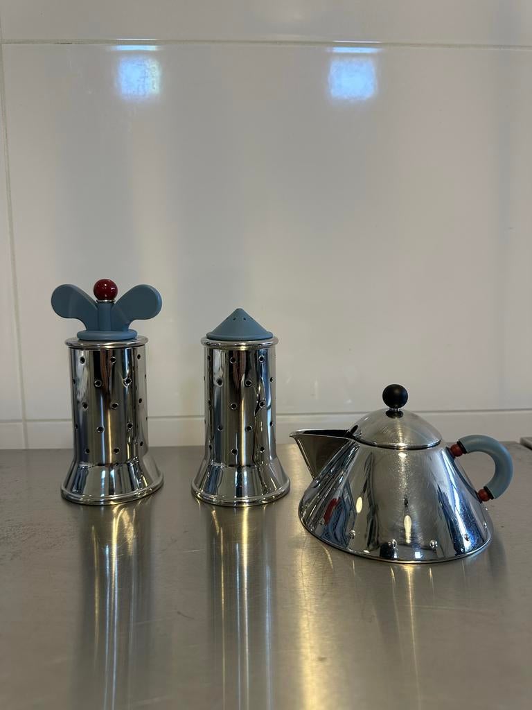 Alessi designset ongebruikt peper/zout, melkkannetje, Theepot/fluitketel, Ophalen of Verzenden, Zo goed als nieuw, Meerkleurig